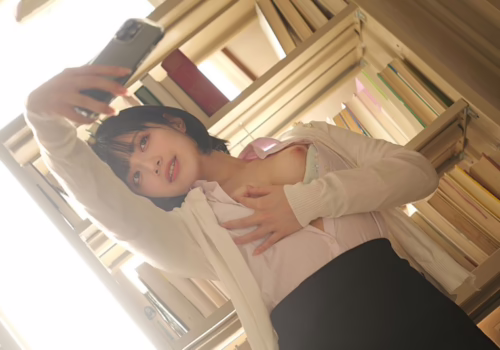 Nữ giáo viên thích chụp ảnh khỏa thân và những cậu học trò biến thái